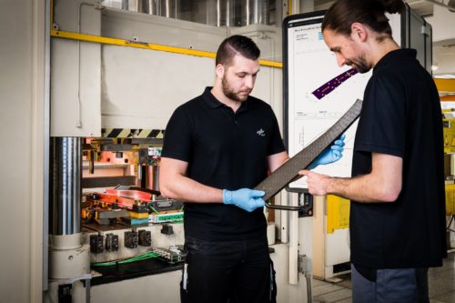 Bauteil-Presse_im_Hintergrund
