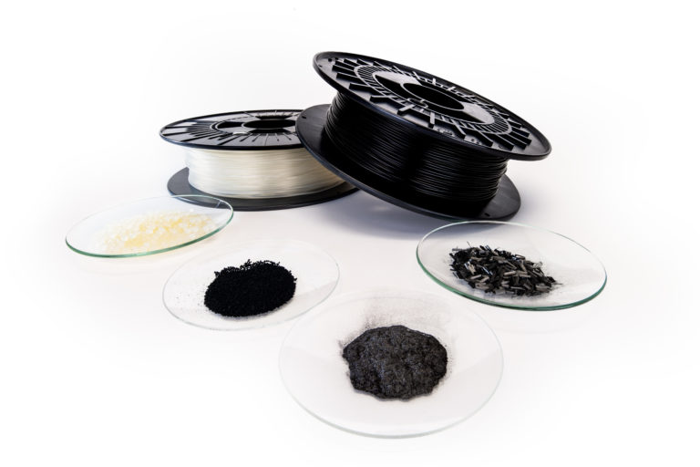 Abb. 2: PLA-Granulat, verschiedene Pechfasertypen und daraus hergestellte Filamente.