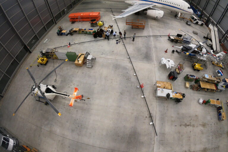 Entfaltete Booms im Hangar