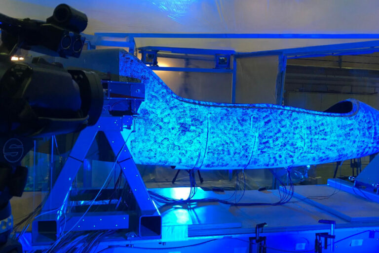 Anhand des lackierten, zufälligen Schwarz-Weiß-Musters berechnet das ARAMIS-Messsystem die Verformung des Rumpfes