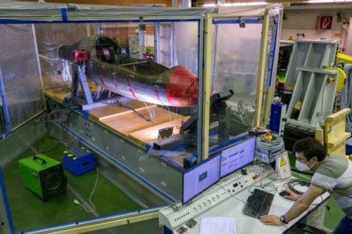 : In dem zweiten Versuch stellen die Ingenieure einen 45° Einschlag unter Laborbedingungen nach, um die Sicherheitszelle im Cockpit zu überprüfen