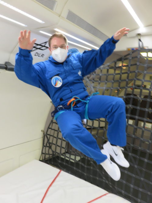 "INJECTION" - der Leiter des Braunschweiger > DLR_School_Lab Frank Fischer in der Schwerelosigkeit