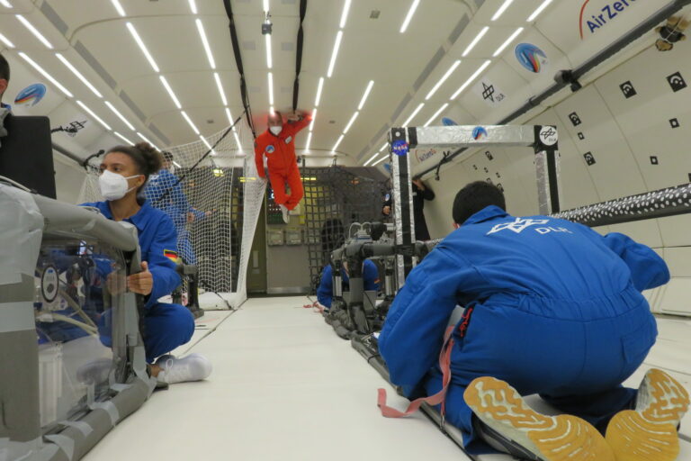 Die Crew in der Schwerelosigkeit