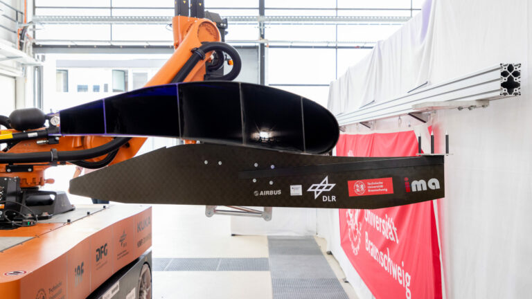 Mobiler Roboter mit Montagevorrichtung und eingespannter Landeklappe in Montageposition, Detailaufnahme (Bildnachweis: Markus Hörster, TU Braunschweig)