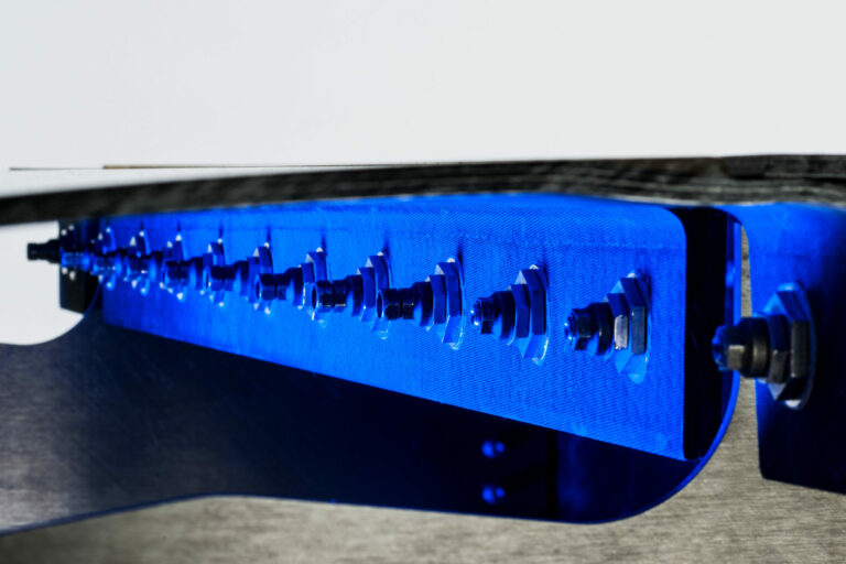 Exzenter an der innenliegenden Nietverbindung ermöglichen eine Einstellung der Stufenhöhe und eine bearbeitungsfreie Montage von Austauschvorderkanten.