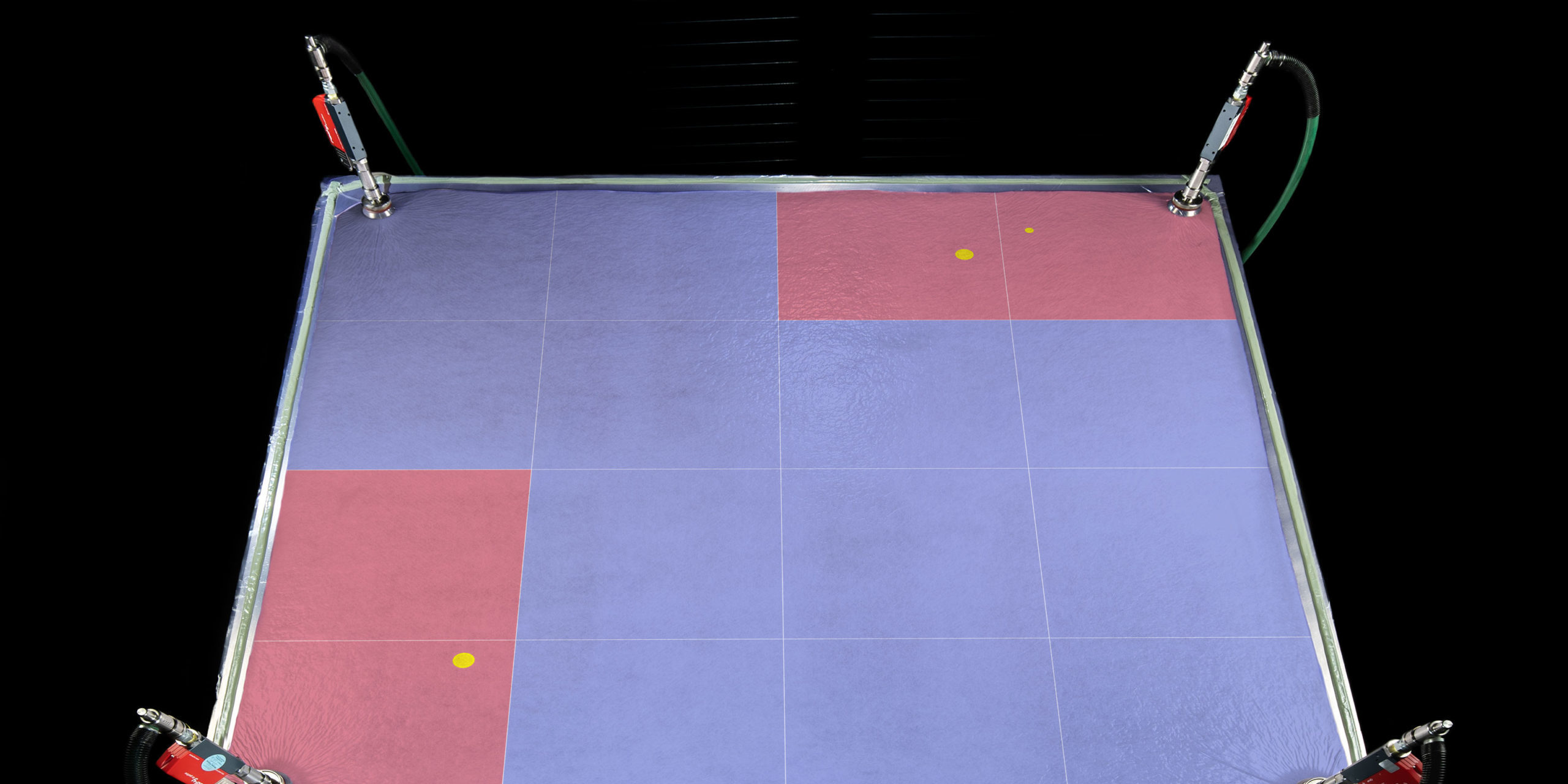 Ein KI-Modell berechnet Leckagewahrscheinlichkeiten und reagiert, sobald ein Schwellwert überschritten wird (rot: Modellvorhersage, gelb: tatsächliche Leckagepositionen).