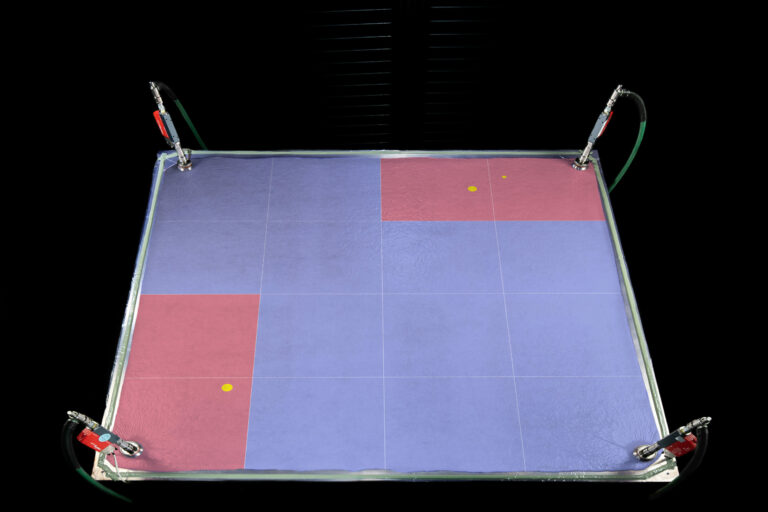 Ein KI-Modell berechnet Leckagewahrscheinlichkeiten und reagiert, sobald ein Schwellwert überschritten wird (rot: Modellvorhersage, gelb: tatsächliche Leckagepositionen).