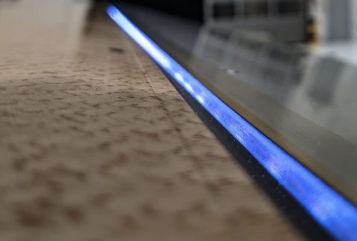 Reflexion des Lichts, das während der Montage durch den Spalt zwischen den Bauteilen fällt.