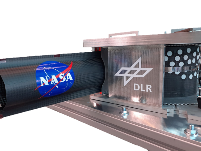 Entfaltungsmechanismus (DLR) mit eingespanntem 13m Mast (NASA)