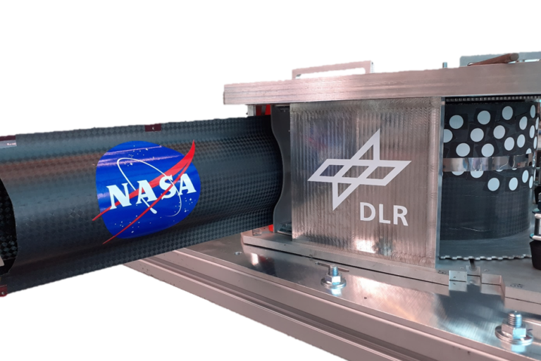 Entfaltungsmechanismus (DLR) mit eingespanntem 13m Mast (NASA)