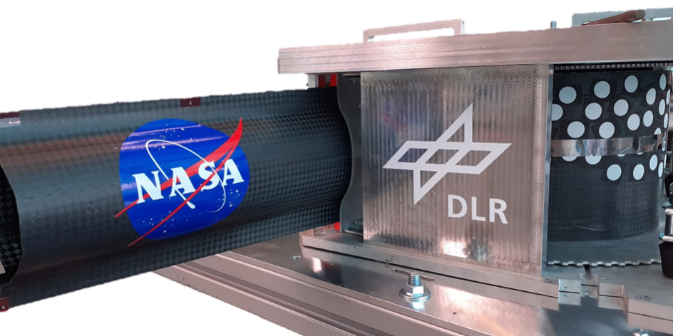 Entfaltungsmechanismus (DLR) mit eingespanntem 13m Mast (NASA)