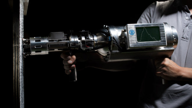 Schlagversuch an einem versteiften Faserverbundpanel unter axialer Drucklast