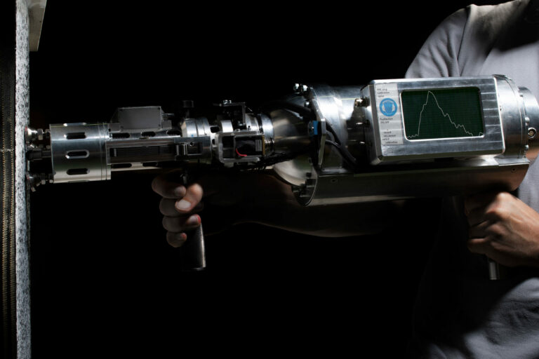 Schlagversuch an einem versteiften Faserverbundpanel unter axialer Drucklast