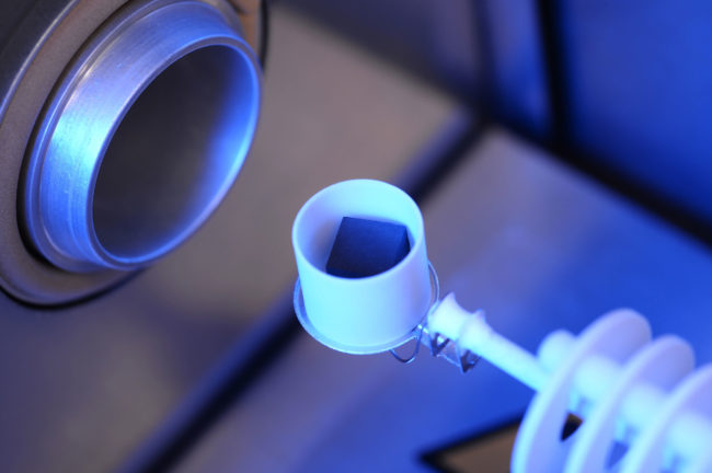 Probe auf Tiegelträger in der TGA-Messzelle