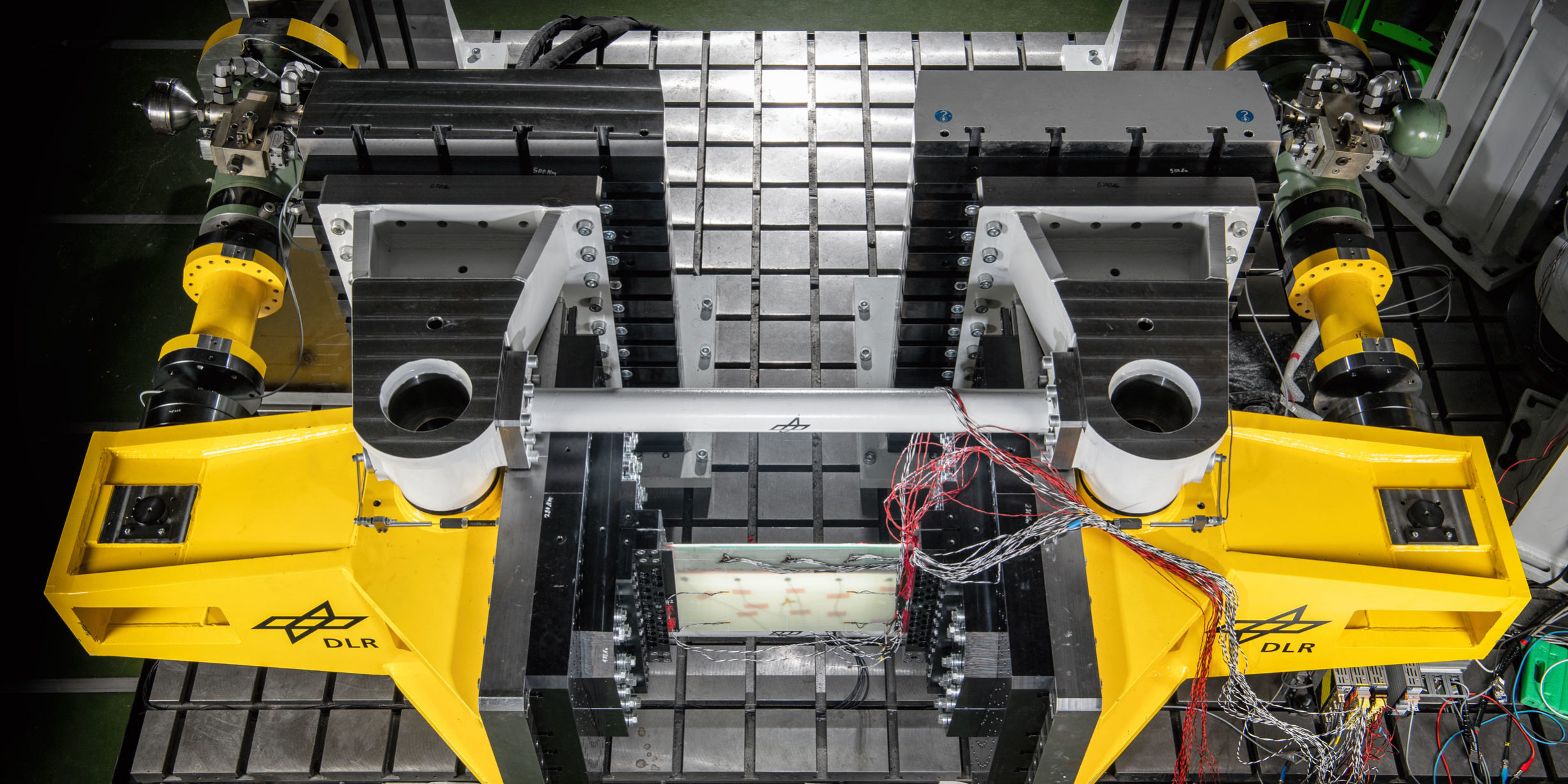 Versuchsstand mit eingespanntem Probekörper