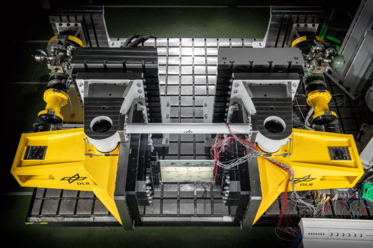 Versuchsstand mit eingespanntem Probekörper