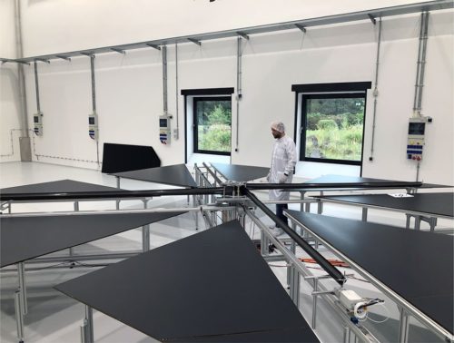Entfaltetes ADEO-Subsystem angebracht auf der P200 Satelliten-Plattform von QinetiQ Space