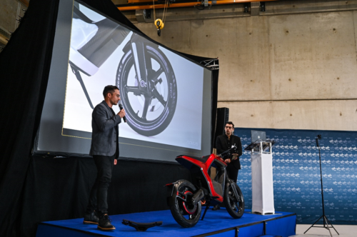 Leichtbau zum Anfassen - Diskussion der Einsatzpotenziale von faserverstärktem 3D-Druck am Beispiel des E-Motorbikes der NOVUS GmbH auf der Bühne.