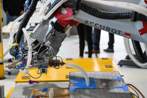 Hochpräzise CNC Robotik zur Umsetzung komplexer additiv gefertigter Strukturen