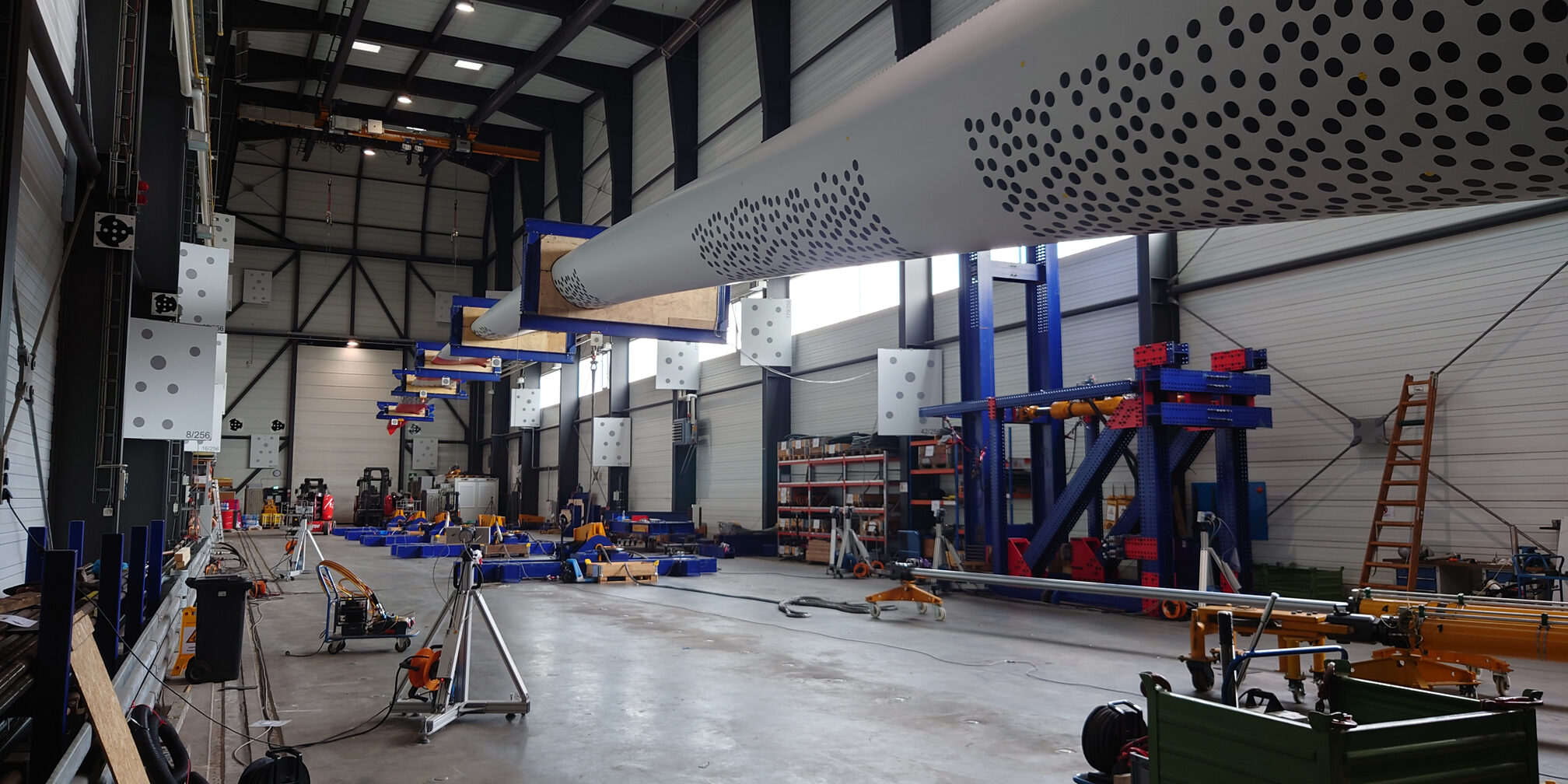 Windrotorblatt mit angebauten Lastscheren in Ruhelage. Saugseite unten.