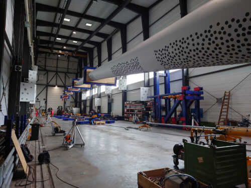 Windrotorblatt mit angebauten Lastscheren in Ruhelage. Saugseite unten.