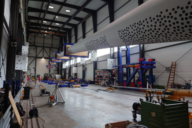 Windrotorblatt mit angebauten Lastscheren in Ruhelage. Saugseite unten.