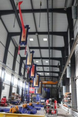 Windrotorblatt mit angebauten Lastscheren in Ruhelage. Hinterkante unten.