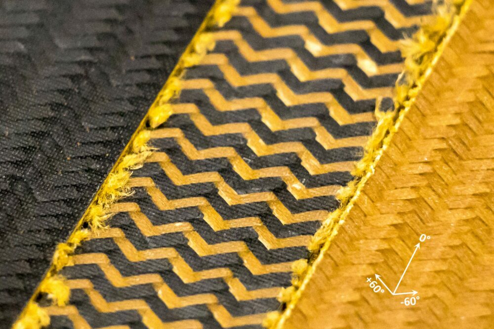 Ballistische Laminate auf Basis triaxialer geflochtener Kohlenstofffasern, Kohlenstoff-PBO-Fasern und PBO-Fasern (v.l.n.r)