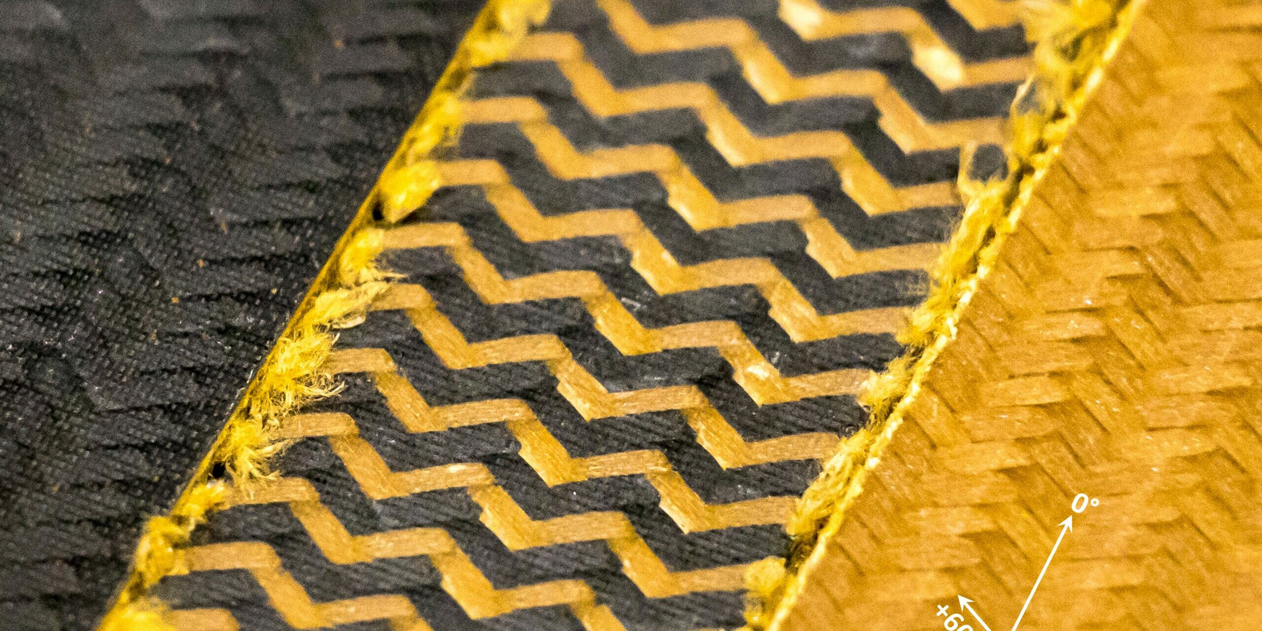 Ballistische Laminate auf Basis triaxialer geflochtener Kohlenstofffasern, Kohlenstoff-PBO-Fasern und PBO-Fasern (v.l.n.r)