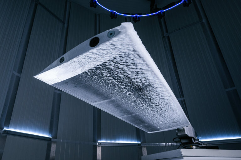 Vereisung am eingespannten Rotorblatt