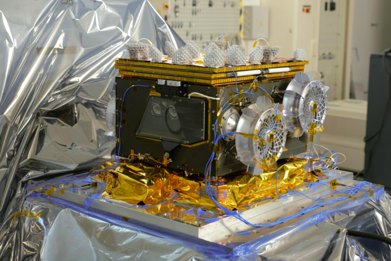 Flugeinheit der Chassis-Struktur und der Deckelplatte vor der Systemintegration.