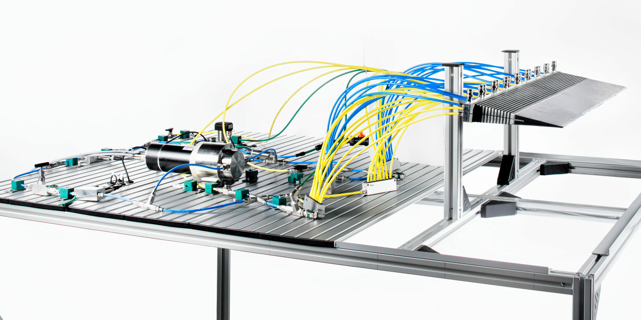 Labormuster mit morphender Struktur und Hydrauliksystem, unten (Bild3): Zweites Hydrauliksystem für Redundanz installiert.