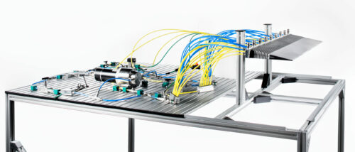 Labormuster mit morphender Struktur und Hydrauliksystem, unten (Bild3): Zweites Hydrauliksystem für Redundanz installiert.