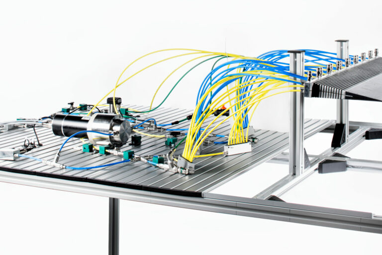 Labormuster mit morphender Struktur und Hydrauliksystem, unten (Bild3): Zweites Hydrauliksystem für Redundanz installiert.