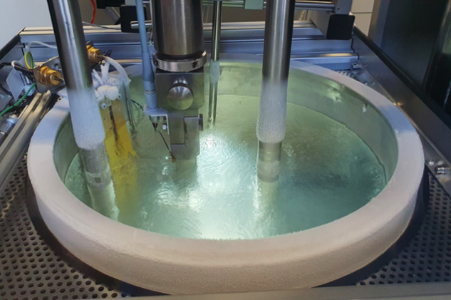 Harmlos aussehendes Wasserbad ist in Wirklichkeit ein brodelndes Becken voll eiskaltem flüssigem Stickstoff bei -196°C