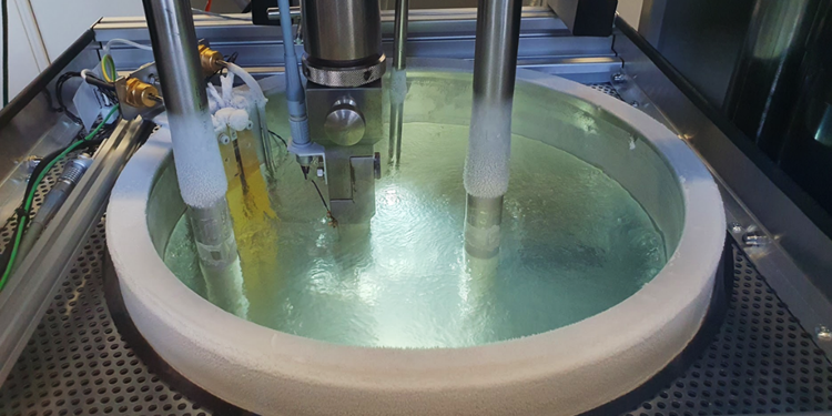 Harmlos aussehendes Wasserbad ist in Wirklichkeit ein brodelndes Becken voll eiskaltem flüssigem Stickstoff bei -196°C