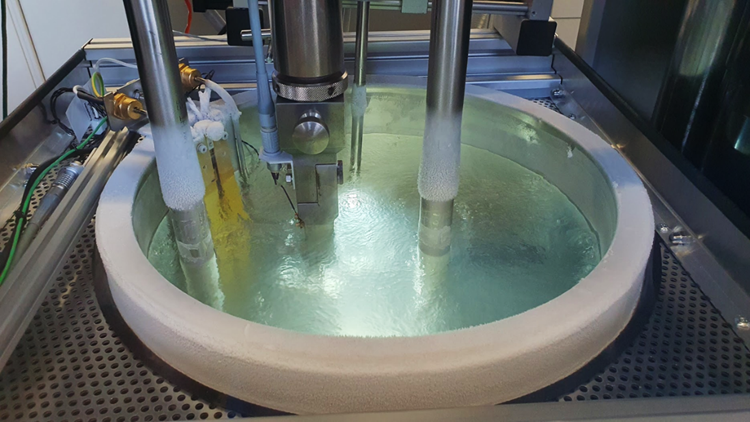 Harmlos aussehendes Wasserbad ist in Wirklichkeit ein brodelndes Becken voll eiskaltem flüssigem Stickstoff bei -196°C