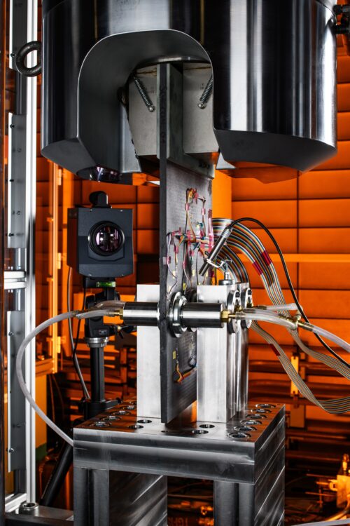 Eine instrumentierte Lochleibungsprobe mit drei Bolzenverbindungen im dynamischen Belastungsversuch