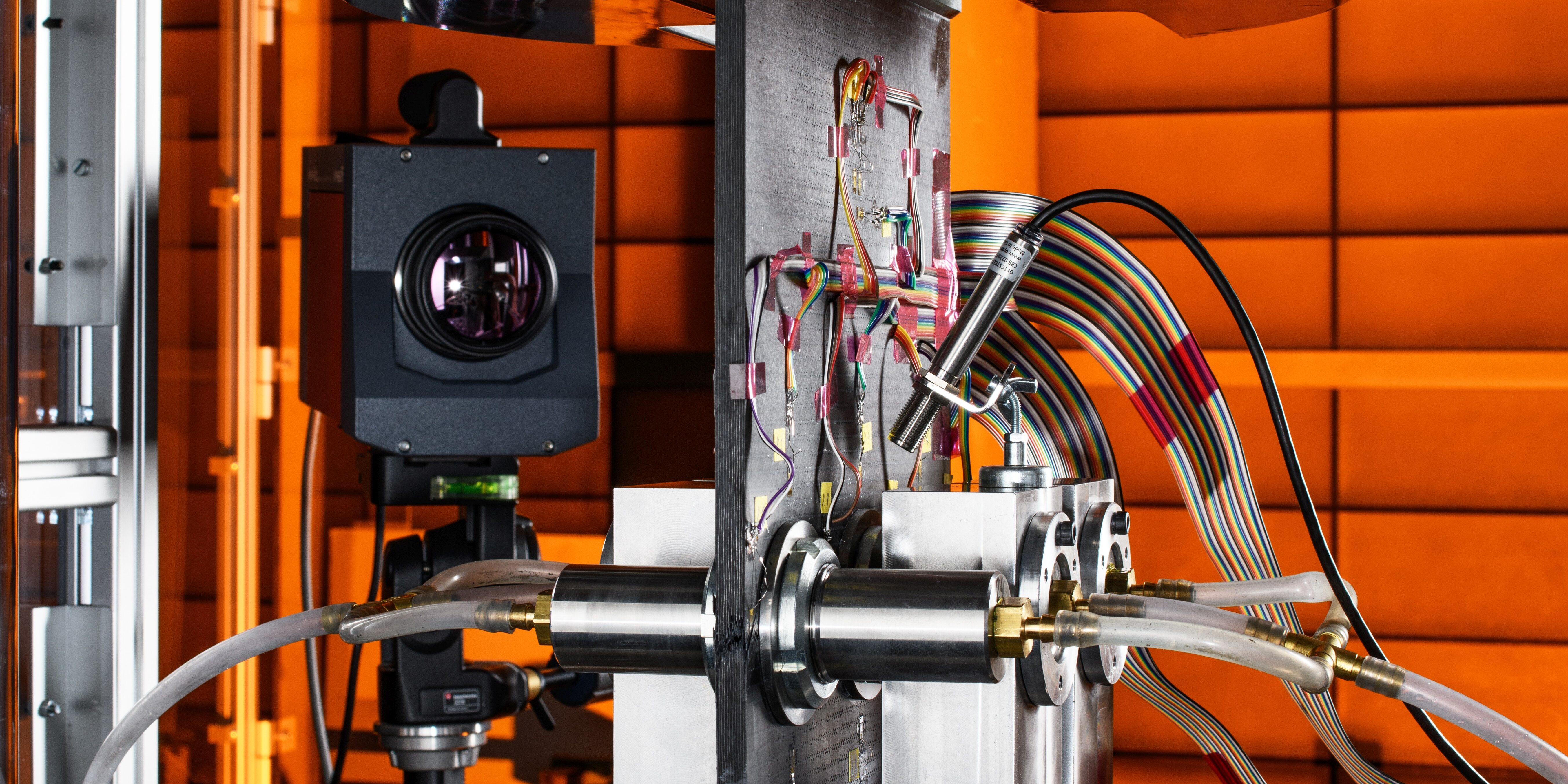 Eine instrumentierte Lochleibungsprobe mit drei Bolzenverbindungen im dynamischen Belastungsversuch