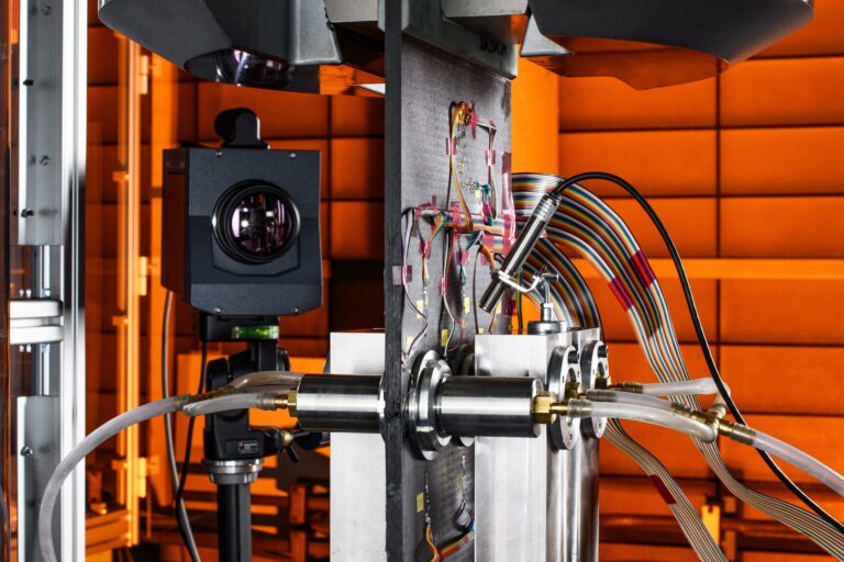 Eine instrumentierte Lochleibungsprobe mit drei Bolzenverbindungen im dynamischen Belastungsversuch