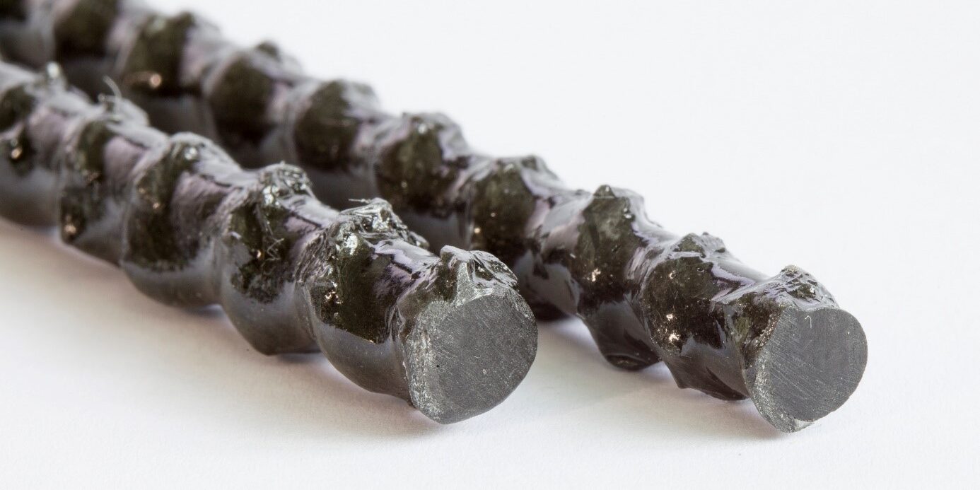 Abbildung 1 Zeisberg Carbon rCF-Rebar®, der weltweit erste Bewehrungsstab aus rezyklierten Kohlenstofffasern (Foto: Stefan Gröschel, TU Dresden)