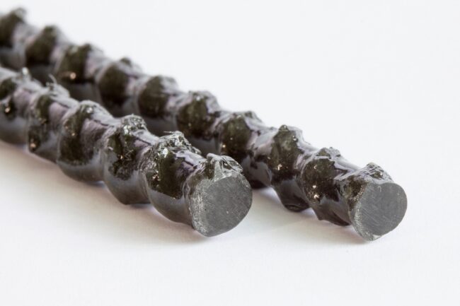 Abbildung 1 Zeisberg Carbon rCF-Rebar®, der weltweit erste Bewehrungsstab aus rezyklierten Kohlenstofffasern (Foto: Stefan Gröschel, TU Dresden)